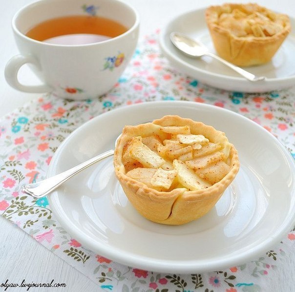 Мини-пироги с заварным кремом, яблоком и грушей