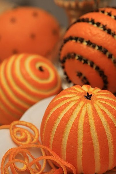 Апельсины могут стать прекрасным элементом декора Новогоднего стола.