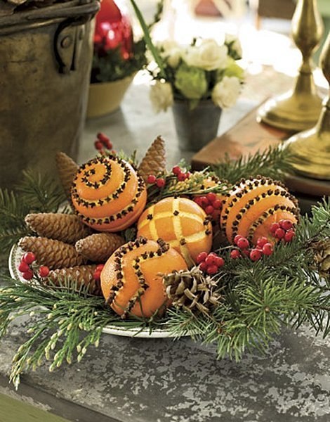 Апельсины могут стать прекрасным элементом декора Новогоднего стола.