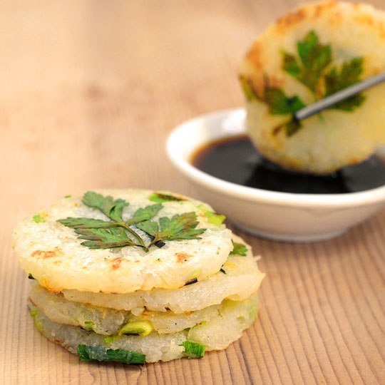 Картофельные мини-блины с чесноком и зеленым луком.