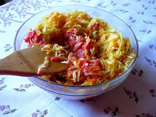 Тефтели с капустой в томатно-сметанном соусе