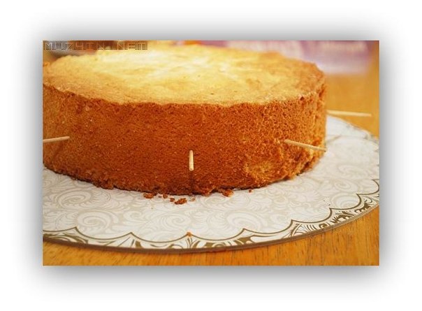 Как разрезать бисквитный корж для торта
