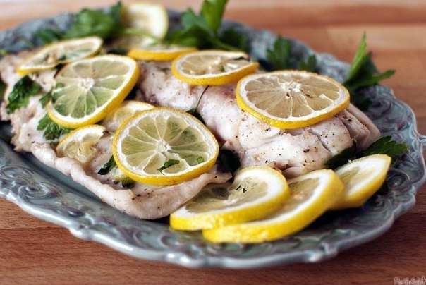 Рыба, запеченная с лимоном и петрушкой