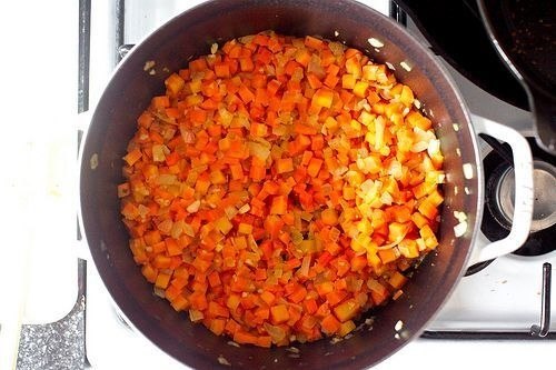 Восточный морковный суп-пюре с лимоном и хрустящим нутом