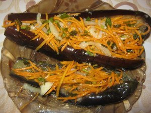 Баклажаны фаршированные корейской морковью