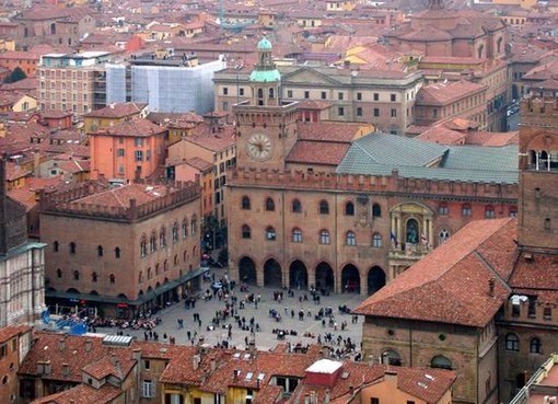 Болонья - город красной плитки, университета, пасты болоньезе, мортаделлы, и многого другого!!