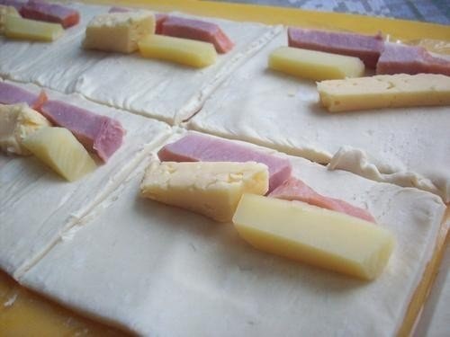 Ленивые слоеные булочки с сыром и мясом