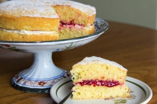 Традиционно английский бисквит "королевы Виктории" - легкий, воздушный пирог с джемом - идеален к чаю!