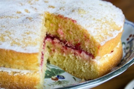 Традиционно английский бисквит "королевы Виктории" - легкий, воздушный пирог с джемом - идеален к чаю!