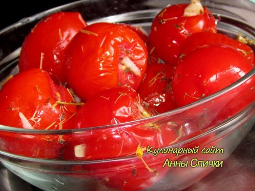 Это один из самых простых и быстрых способов соления помидор в домашних условиях. Этот рецепт подходит для случая когда свежие овощи уже намного приелись