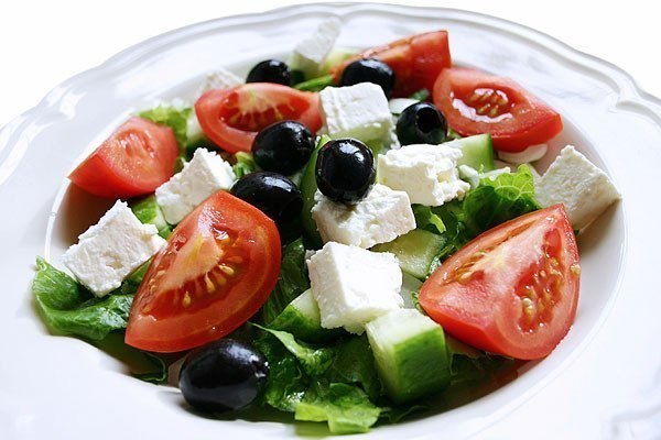 Греческий салат. Вкусно, легко, полезно. :)