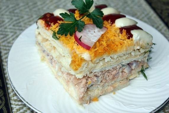 Рыбный салатик - торт с крекерами