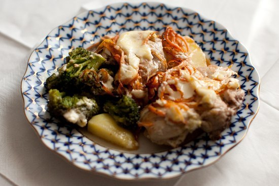 Курица, запеченная с овощами и корейской морковью
