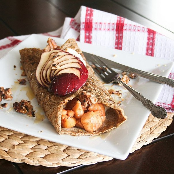 Гречишные блины с яблоками и творогом