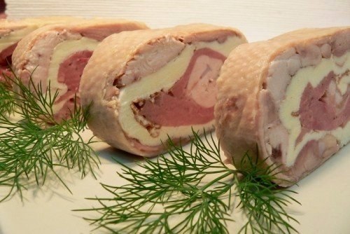 Руляда из курицы с омлетом